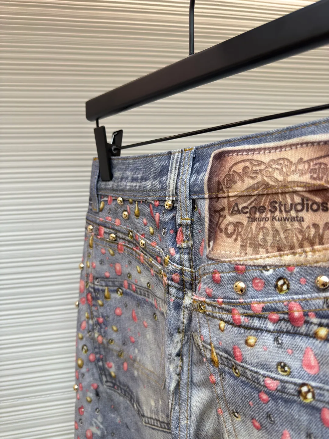 Acne Studios Japan Minami Aoyama capsule series jeans ●Authentic product: 7599 purchase and development ●Item number: 1680089-B10 ●Material: denim fabric ●Technology: three-dimensional beading ●Version: loose version ●Weight: about 625 grams ●Size: 34-36-38-40 ●Description: Part of the printing part is three-dimensional beading, the effect of the collision of the two processes! The overall wiring is straight and delicate, the fabric is comfortable and soft, and the color is consistent without color difference. It can be matched with the same style to create a fashionable look and control various occasions. Customized accessories, complete with three standards, same style for men and women!